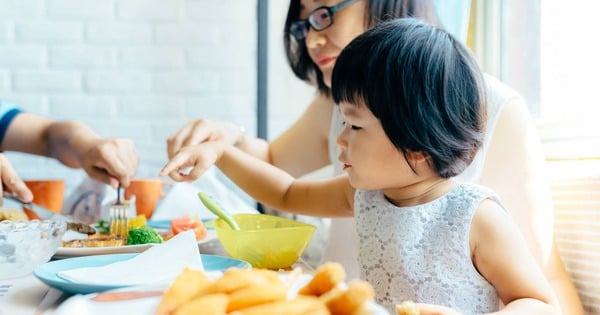 Les adultes ayant un faible QE dans leur enfance ont 6 mauvais comportements à table