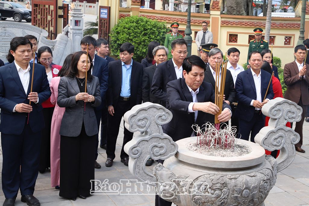 ประธานาธิบดีเลือง เกวงและคณะร่วมจุดธูปเทียนที่อนุสรณ์สถานพลโทเหงียน บิ่ญ ในตำบลเหงียน วัน ลินห์ (เยน หมี)