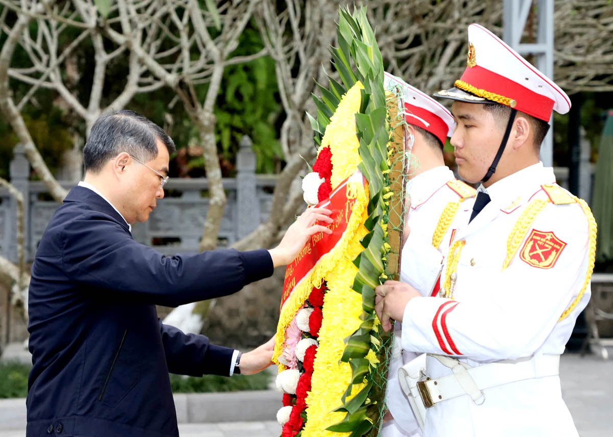 El jefe del Comité Organizador Central, Le Minh Hung, arregla flores para rendir homenaje a los heroicos mártires.