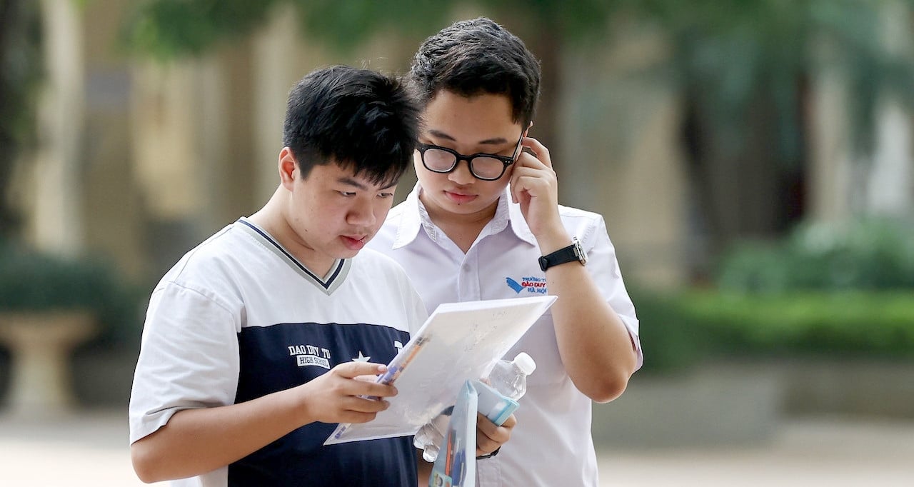 Nearly 119,000 12th graders in Hanoi take high school graduation exam