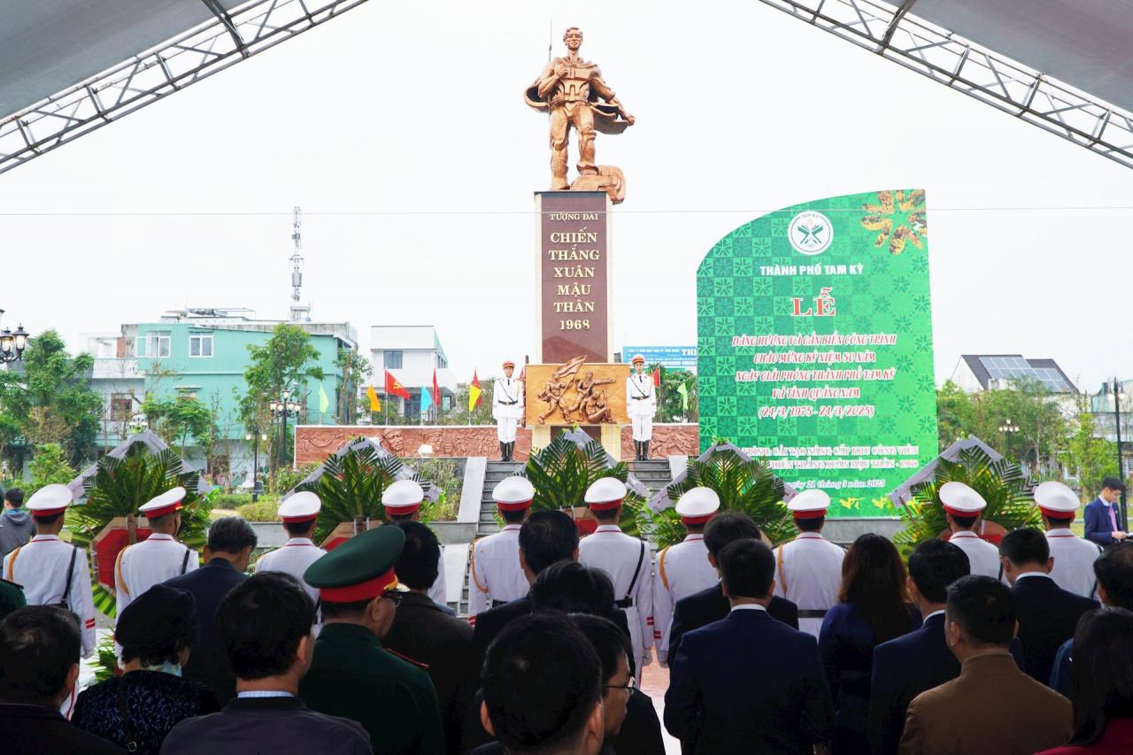 Solemn scene at the Mau Than 1968 Victory Monument. Photo: PHAN VINH.jpg