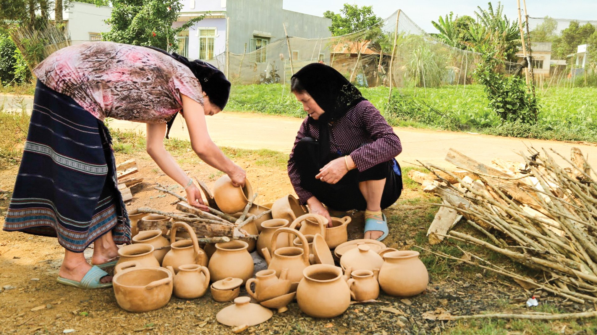 チュル族は、陶器作りや銀の指輪の鋳造など、長年受け継がれてきた伝統工芸を今も守り続けています。