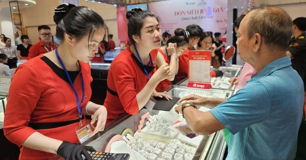 Gold price "plummets", far from 100 million VND mark