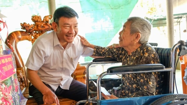 El subsecretario del Comité Provincial del Partido Lam Dong, Bui Thang, visitó y entregó regalos a las Madres Heroicas vietnamitas y a las familias de los políticos en el distrito de Da Huoai.