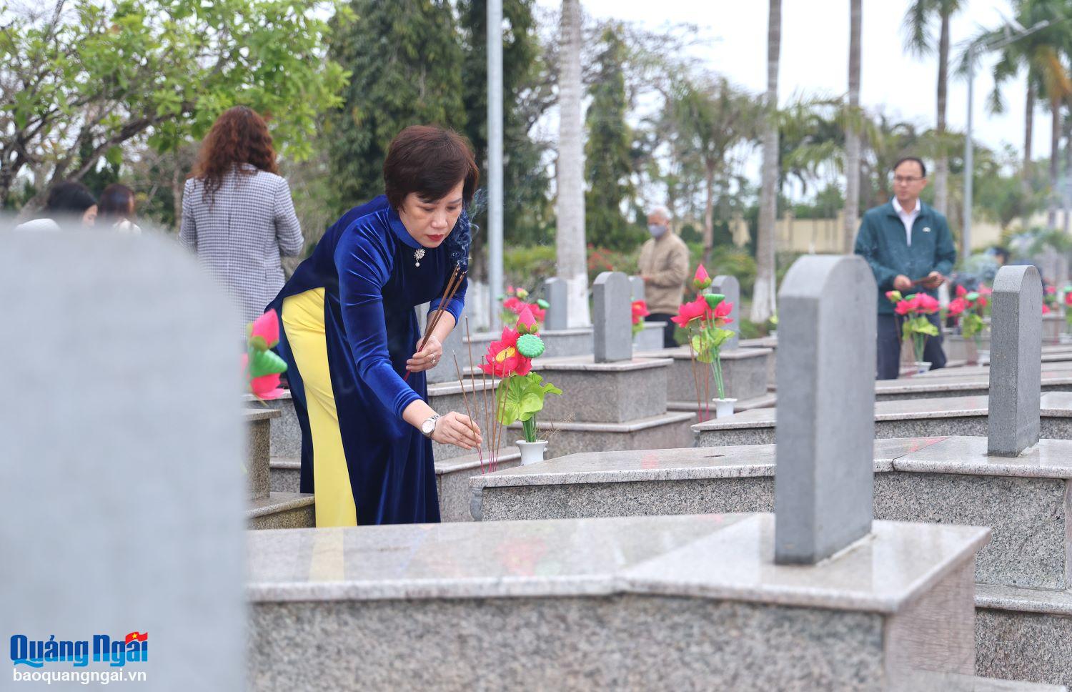 The flower and incense offering ceremony for heroic martyrs is a meaningful activity expressing the responsibility, sacred feelings and gratitude of today's generation towards the previous generation.