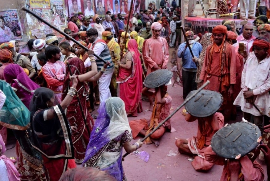 Festival único de lanzamiento de polvos de colores de la India