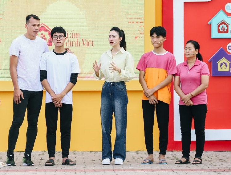 Chau Gia Loc et ses trois enfants dans l'épisode 13 de l'émission Vietnamese Family Home