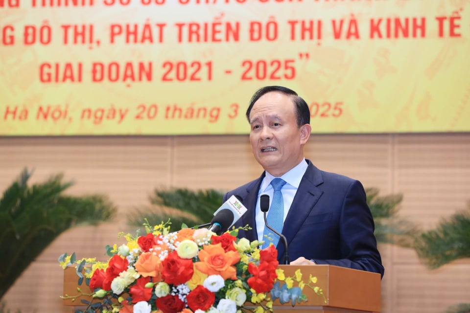 Le secrétaire adjoint du Comité du Parti de la ville, président du Conseil populaire de Hanoi, Nguyen Ngoc Tuan, chef du comité de pilotage du programme n° 03-CTr/TU, a pris la parole lors de la conférence.