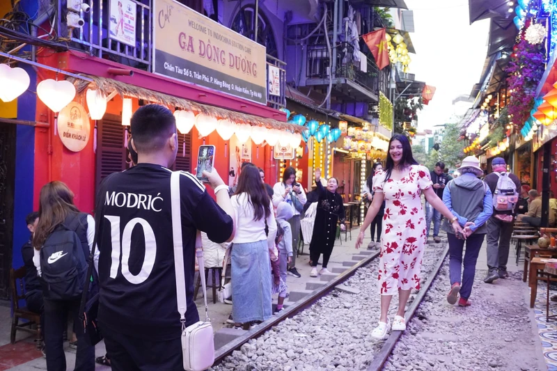 Le quartier du « Train Street Cafe » est toujours animé comme si l'interdiction n'avait jamais été imposée.