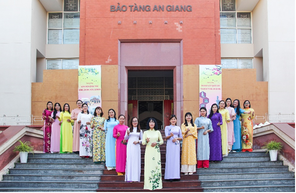 EL MUSEO PROVINCIAL DE AN GIANG RESPONDE A LA "SEMANA AO DAI"