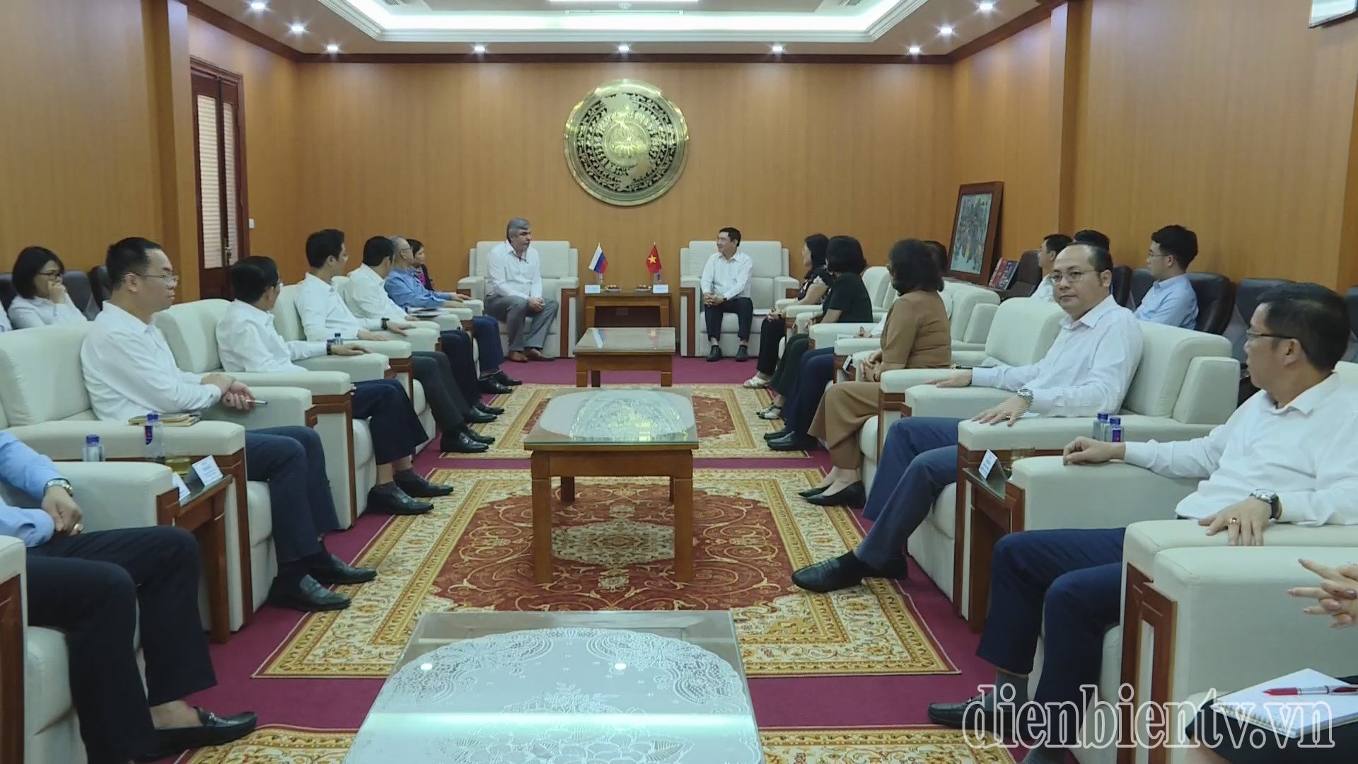 지방 당 비서가 러시아 연방 상트페테르부르크에서 온 실무 대표단을 접견했습니다.