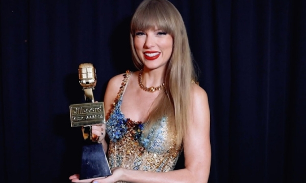 Taylor Swift is the Female Singer of the 21st Century