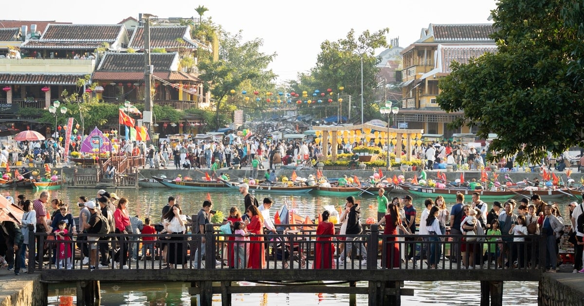 Hoi An arrête la circulation sur un pont en bois dans la zone du pont couvert japonais