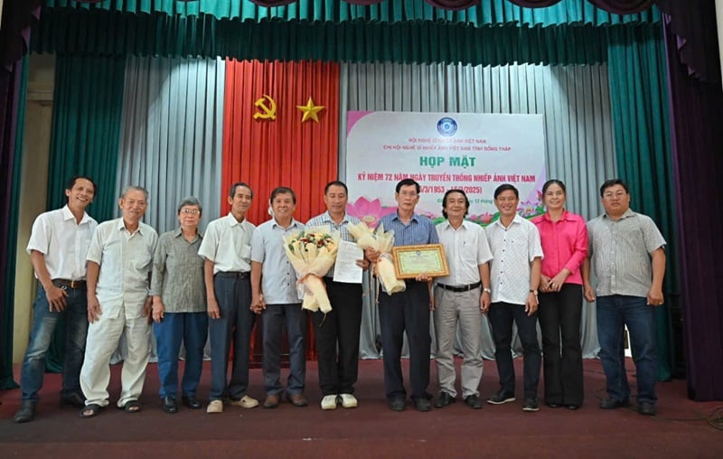 Réunion pour célébrer le 72e anniversaire de la Journée de la tradition photographique du Vietnam