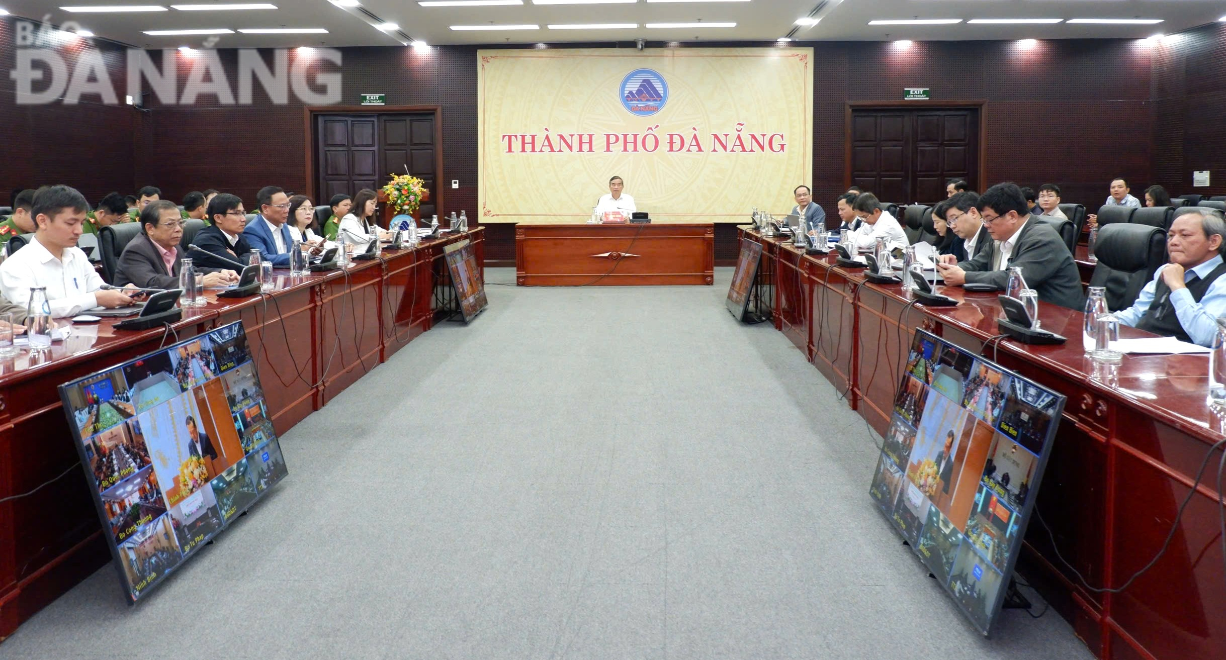 Le président du Comité populaire de la ville, Le Trung Chinh, a présidé le point du pont de Da Nang. Photo : M.QUE