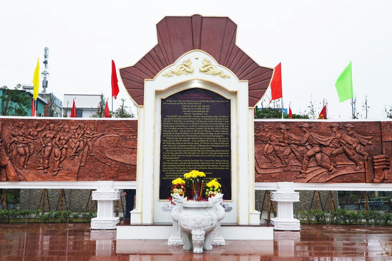 Reliefs et stèle commémorative au Monument de la Victoire de Mau Than 1968. Photo : PHAN VINH.jpg