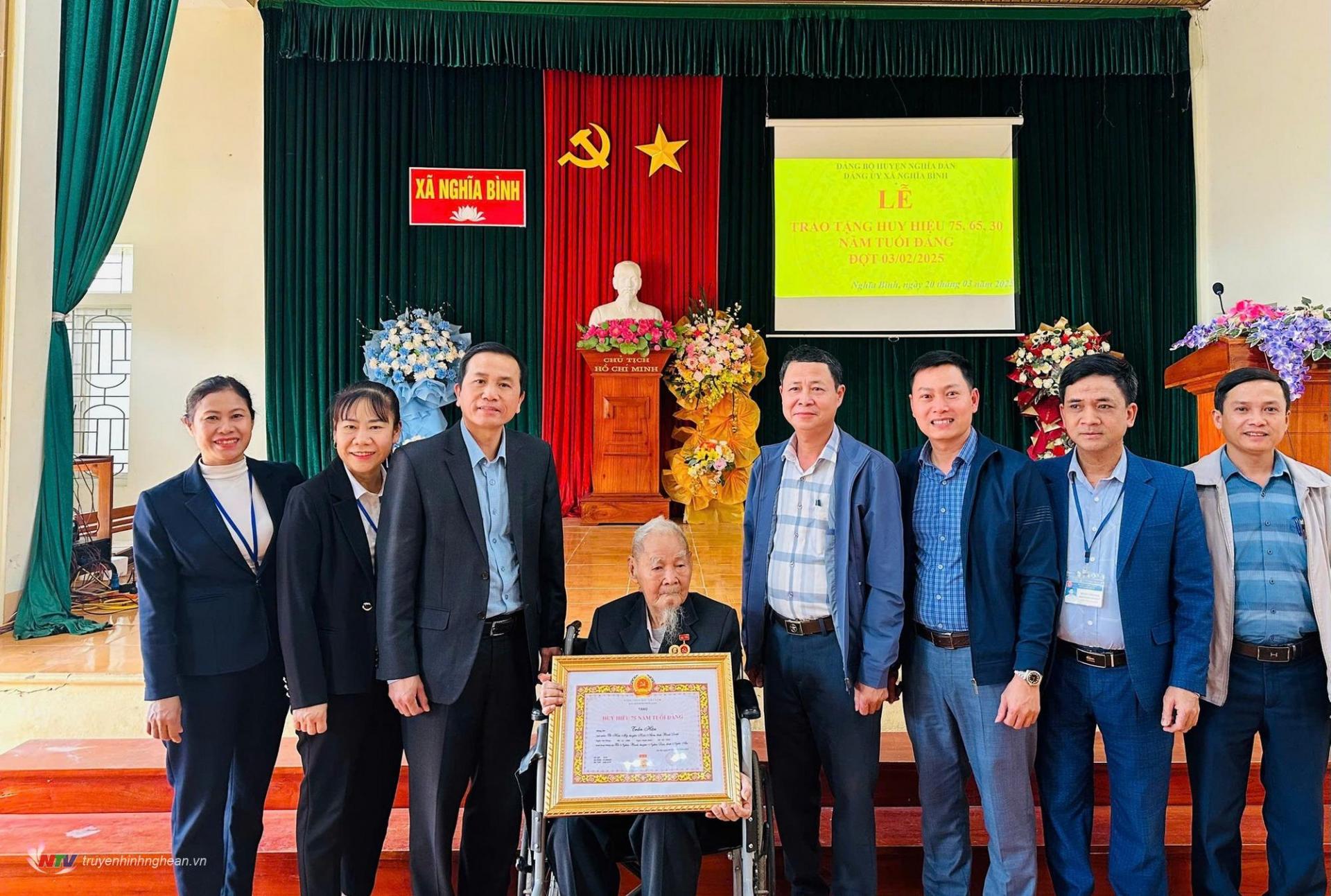 Nghia Dan : Remise de l'insigne de 75 ans d'adhésion au Parti aux membres vétérans du parti