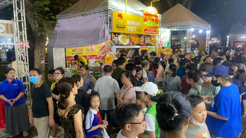 More than 140 booths participate in the 3rd Vietnam Bread Festival photo 2