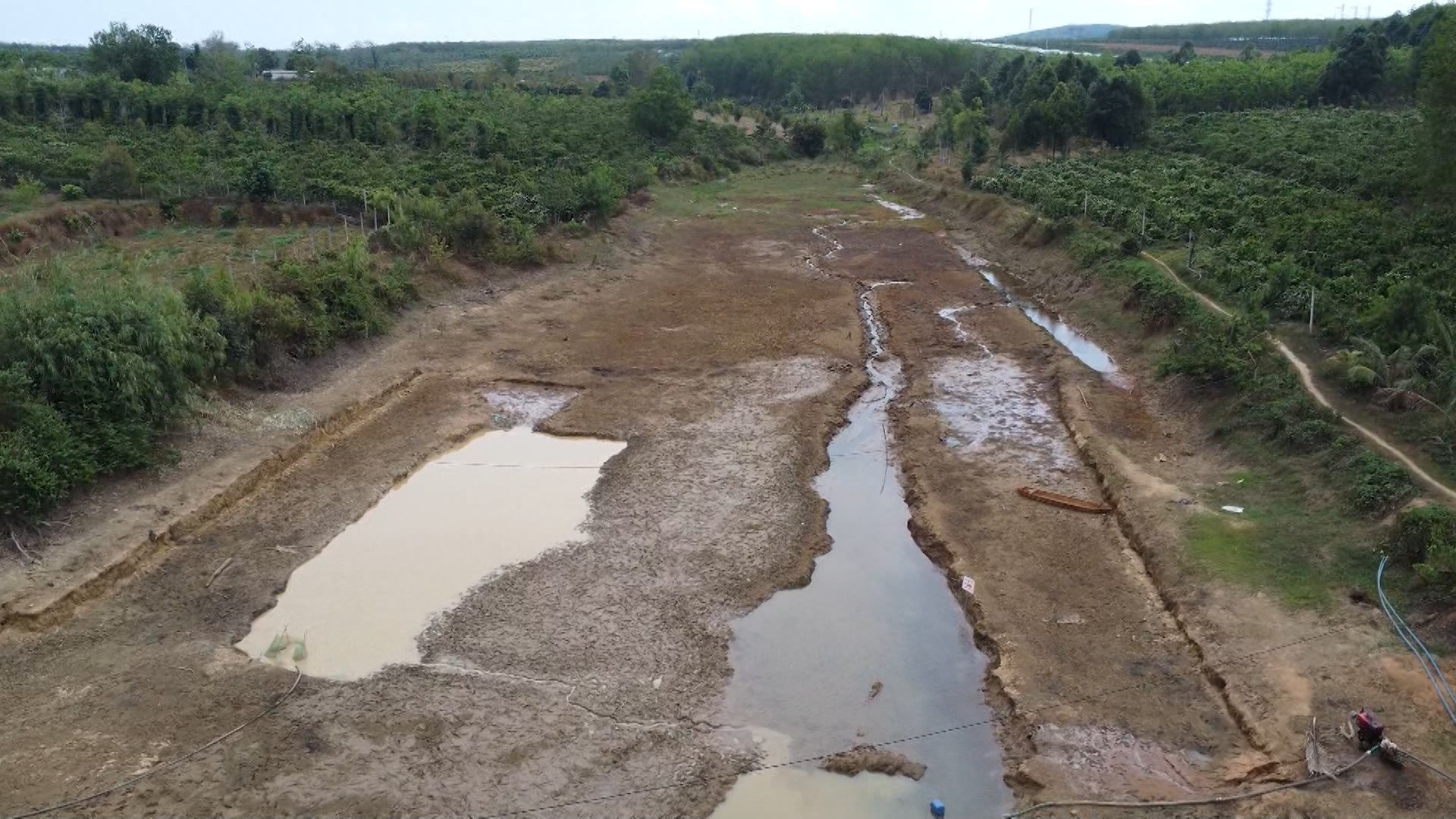 Hundreds of hectares of crops lack irrigation water in the dry season.