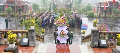 Les dirigeants de la ville de Phong Dien et les vétérans du K10 visitent le cimetière des martyrs de Huong Dien