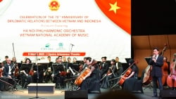 Le secrétaire général To Lam et son épouse assistent au concert célébrant le 70e anniversaire de l'établissement des relations diplomatiques entre le Vietnam et l'Indonésie.