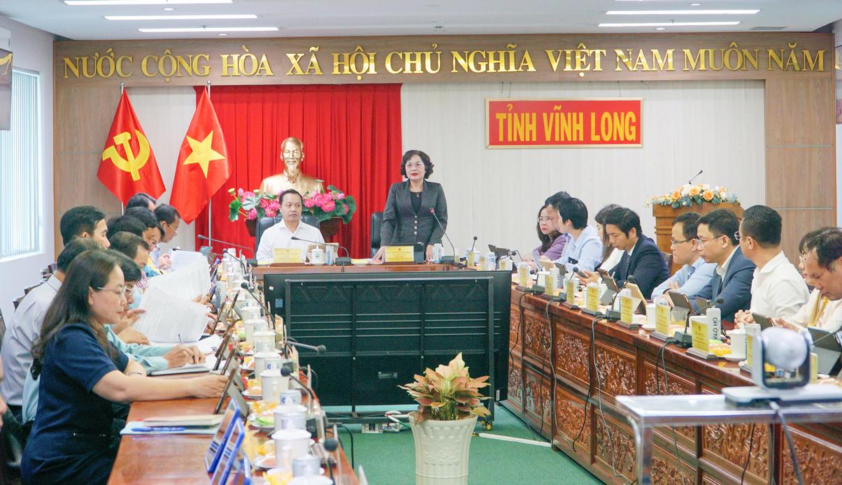 Die Gouverneurin der Staatsbank, Nguyen Thi Hong, hielt bei dem Treffen eine Rede.