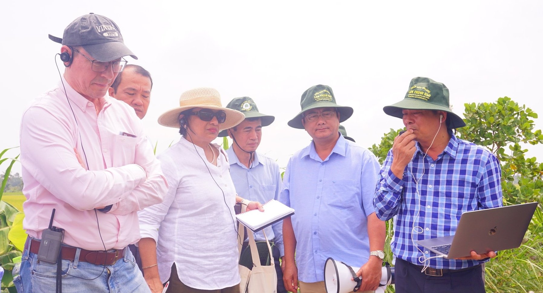 PGS.TS Mai Văn Trịnh, Viện trưởng Viện Môi trường Nông nghiệp (ngoài cùng bên phải) giới thiệu với đoàn công tác mô hình tham gia Đề án 1 triệu ha lúa tại Trà Vinh. Ảnh: Hồ Thảo.