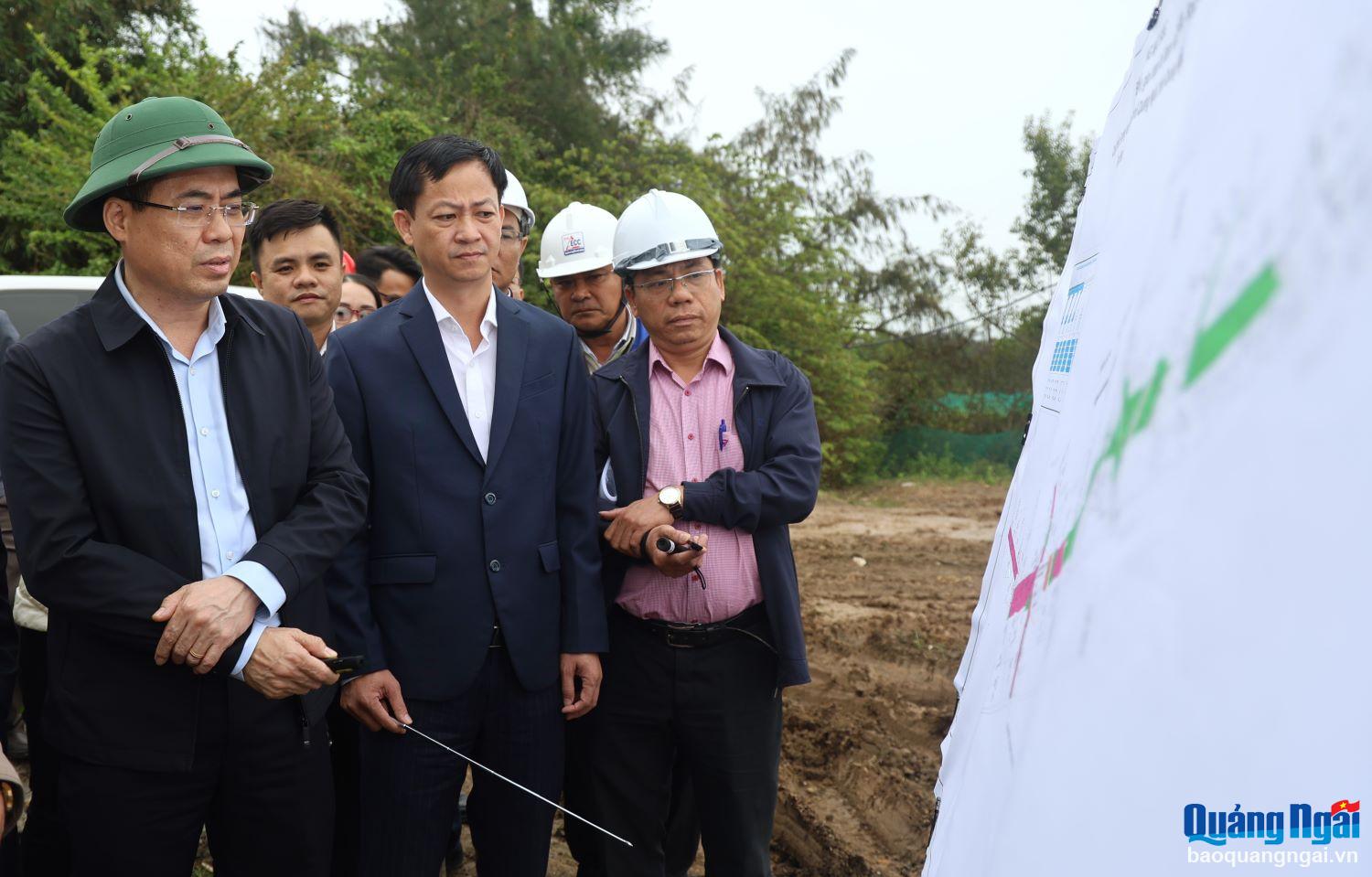 Phó Bí thư Tỉnh ủy, Chủ tịch UBND tỉnh Nguyễn Hoàng Giang yêu cầu chủ đầu tư Dự án Đường ven biển Dung Quất – Sa Huỳnh giai đoạn IIb và Dự án Đường Hoàng Sa – Dốc Sỏi, cùng các cơ quan, đơn vị, địa phương liên quan, tích cực triển khai công tác giải phóng mặt bằng.