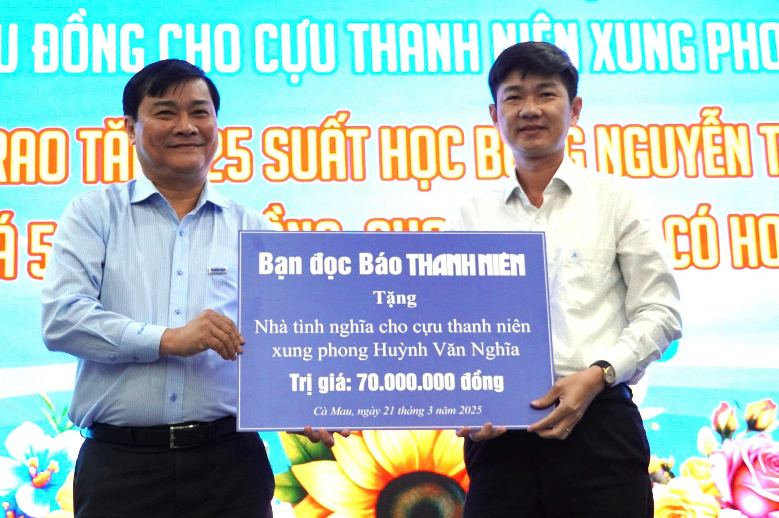 Báo Người Lao Động trao tặng cờ Tổ quốc và học bổng tại Cà Mau và Hậu Giang- Ảnh 11.