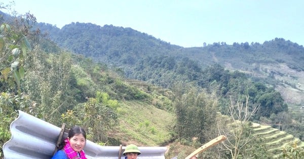 Lao Cai youth carry materials, cross steep passes to help people remove temporary houses