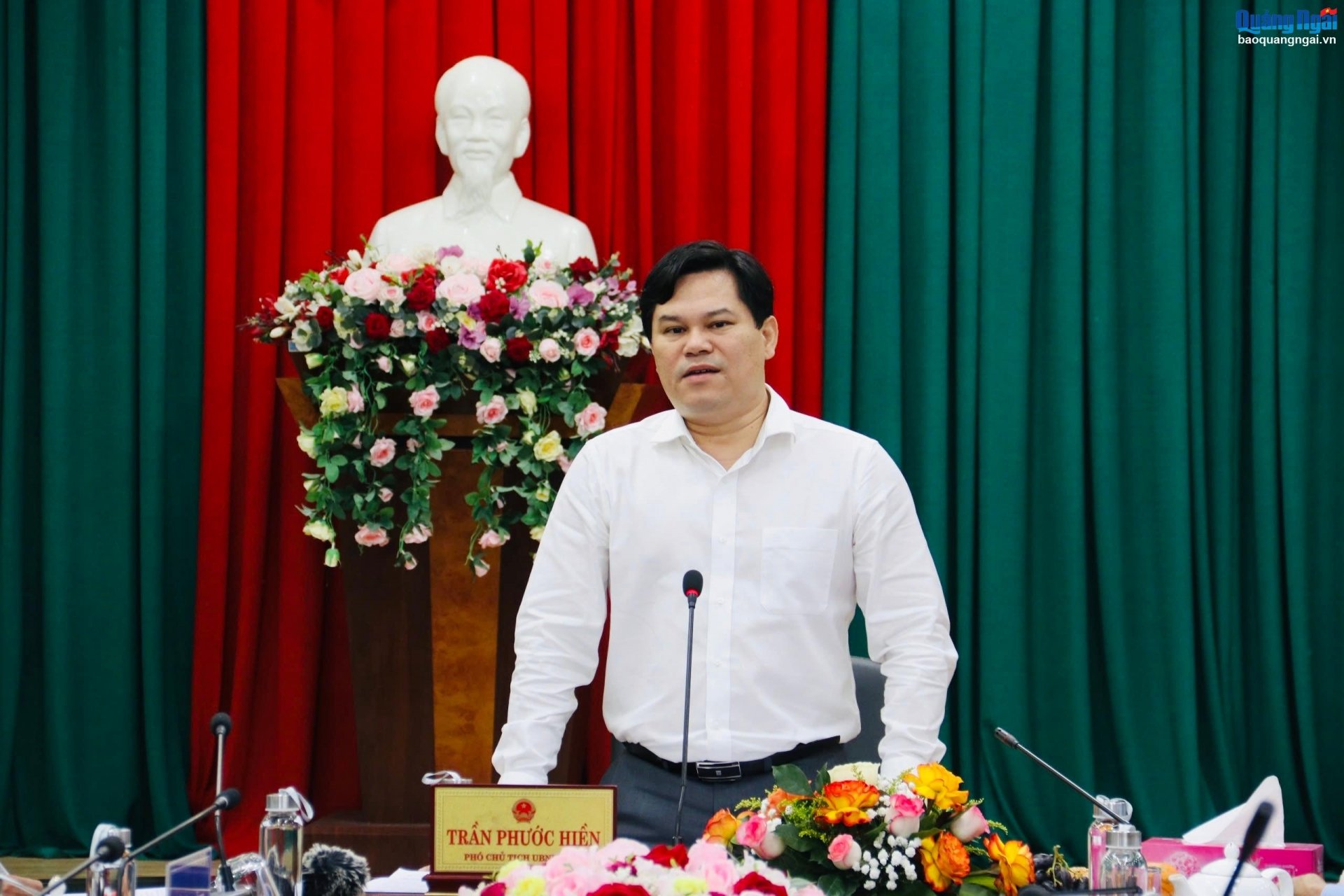 El vicepresidente del Comité Popular Provincial, Tran Phuoc Hien, trabaja con el Departamento de Industria y Comercio.