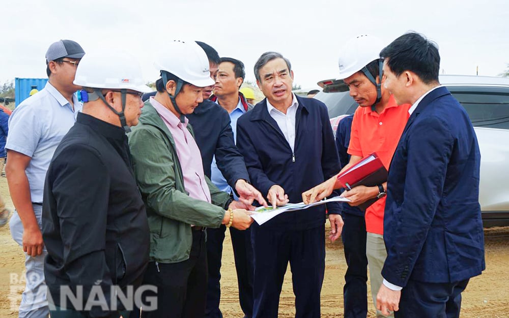 El presidente del Comité Popular de la Ciudad, Le Trung Chinh, inspeccionó el proyecto de residencias turísticas Nam Khang (barrio de Hoa Hai, distrito de Ngu Hanh Son). Foto: P.V.