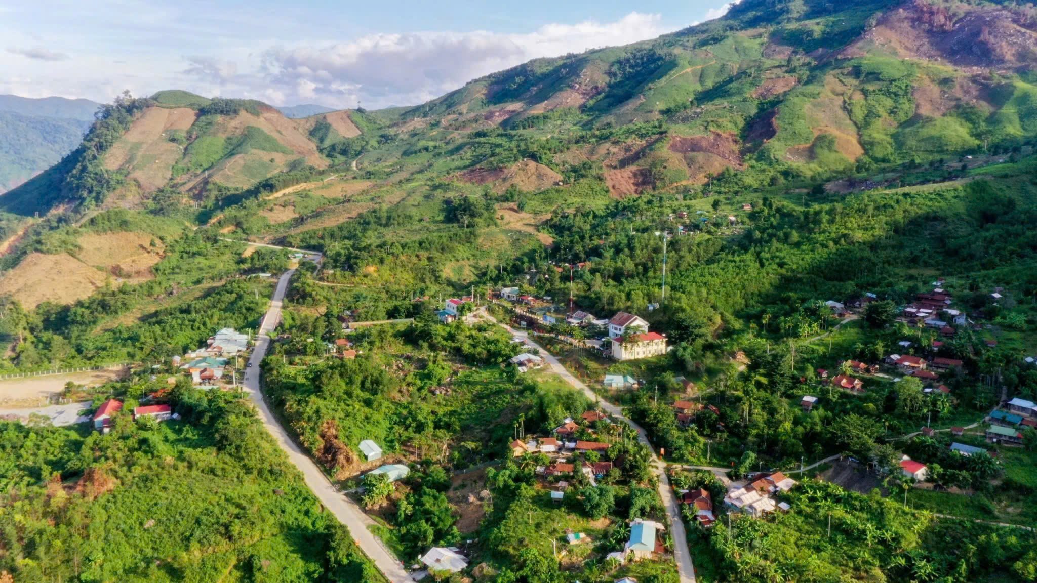 Một huyện du lịch nổi tiếng ở Kon Tum có nhiều thôn, làng đạt chuẩn nông thôn mới, nhà cửa khang trang, sạch đẹp - Ảnh 1.