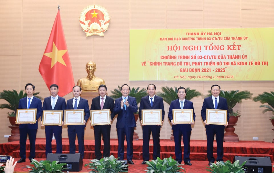 Deputy Secretary of the City Party Committee, Chairman of the Hanoi People's Council Nguyen Ngoc Tuan awarded Certificates of Merit from the Standing Committee of the City Party Committee to outstanding collectives and individuals in implementing Program 03-CTr/TU