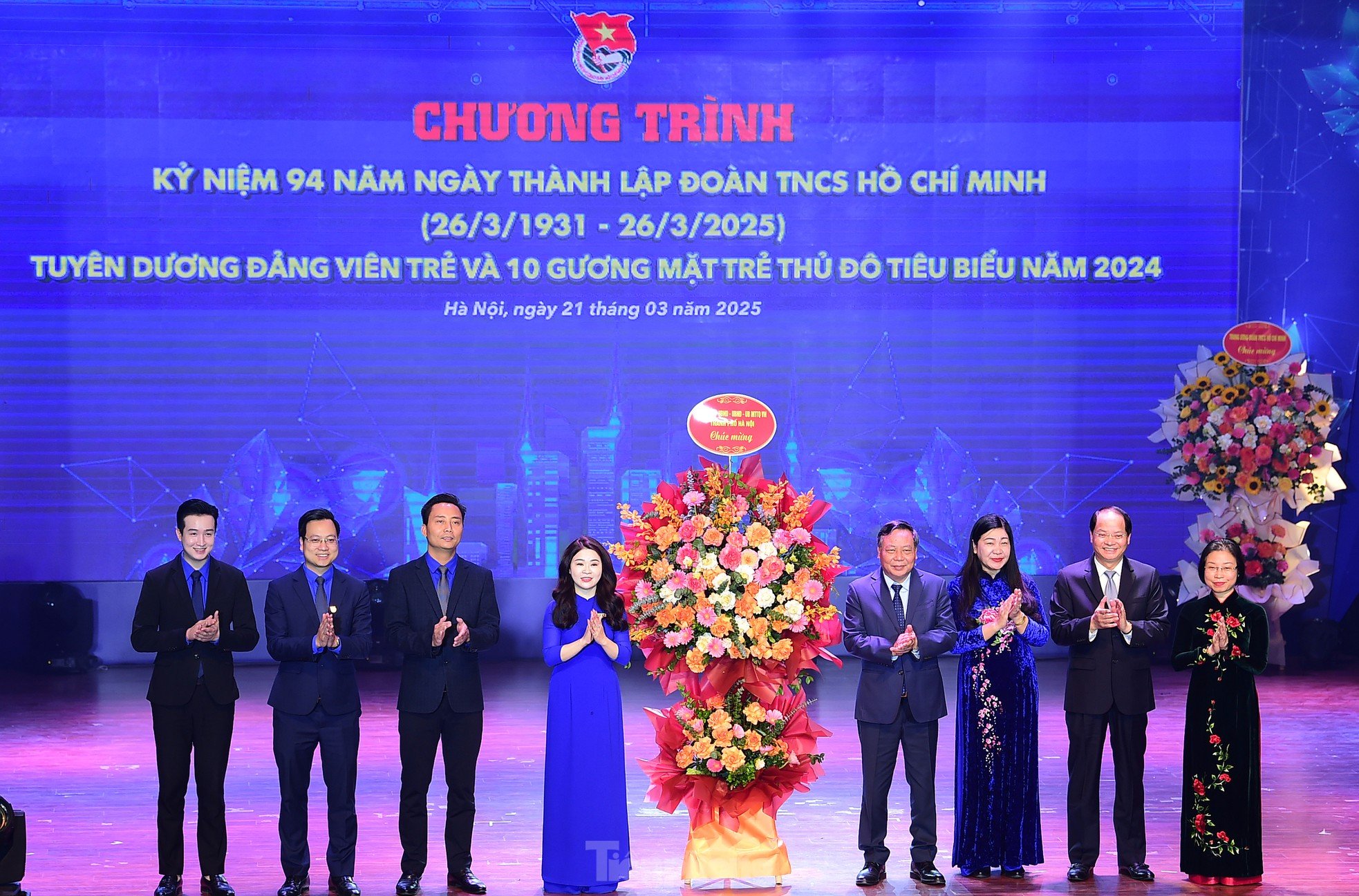 La actriz Bao Thanh y la profesora asociada más joven de Vietnam fueron honradas como Rostros Jóvenes Destacados de la Capital 2024 foto 9