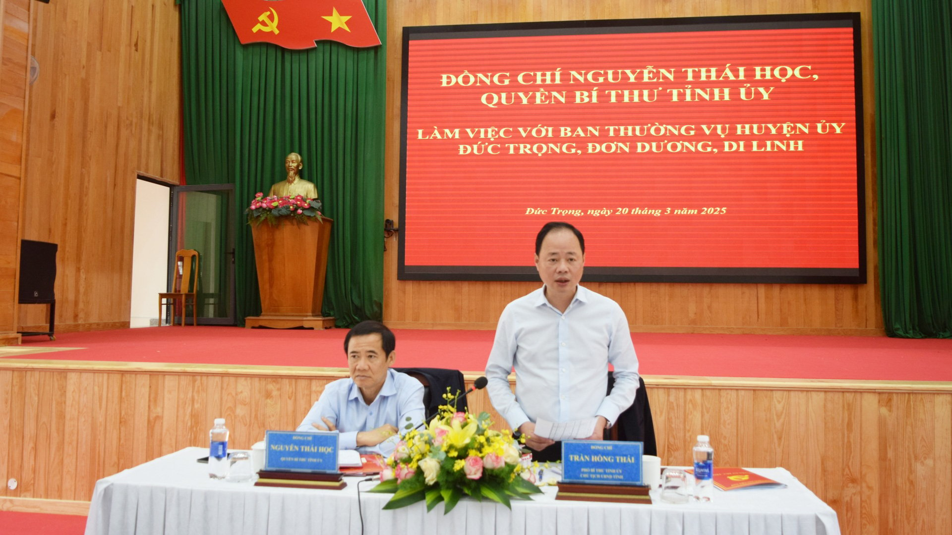 El camarada Tran Hong Thai, presidente del Comité Popular Provincial, habló en la Conferencia