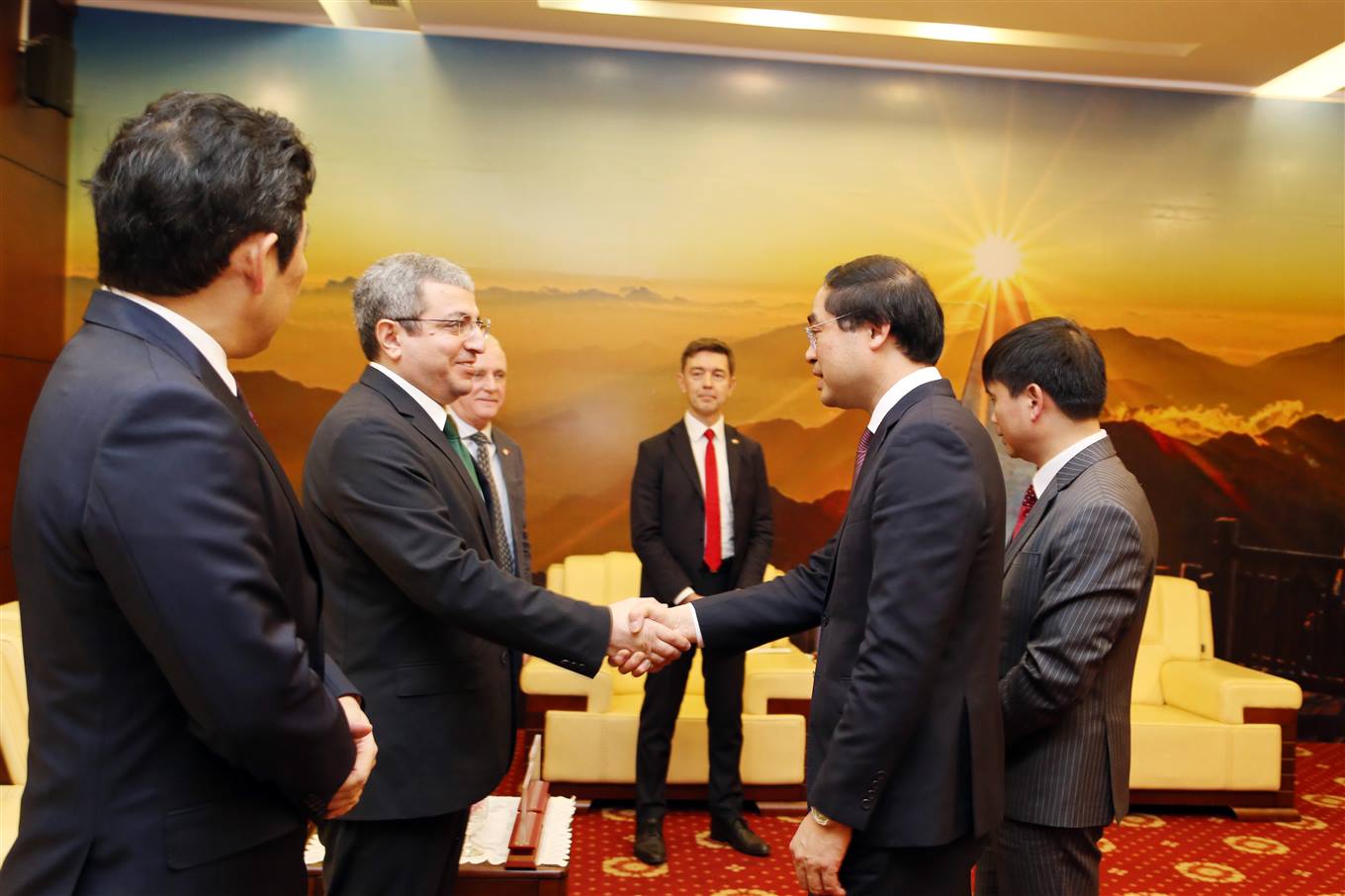 El secretario provincial del Partido y presidente del Comité Popular Provincial, Trinh Xuan Truong, recibió y trabajó con las embajadas en Vietnam.