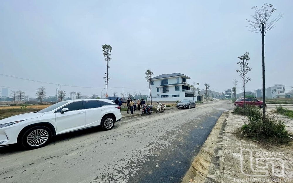 Grundstücksflächen in der Stadt. In Thai Nguyen gibt es viele Leute, die Land kaufen möchten.