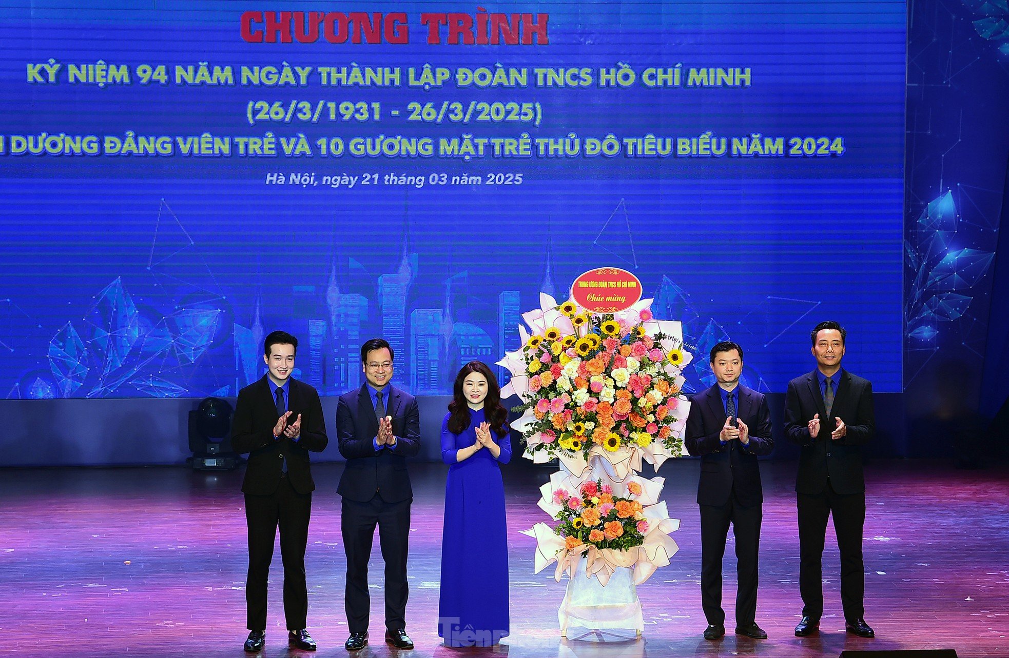 La actriz Bao Thanh y la profesora asociada más joven de Vietnam fueron honradas como Rostros Jóvenes Destacados de la Capital 2024 foto 8