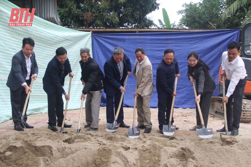 Các đồng chí lãnh đạo tỉnh dự Lễ khởi công xây dựng nhà cho hộ nghèo, gia đình chính sách, hộ còn khó khăn về nhà ở tại các địa phương