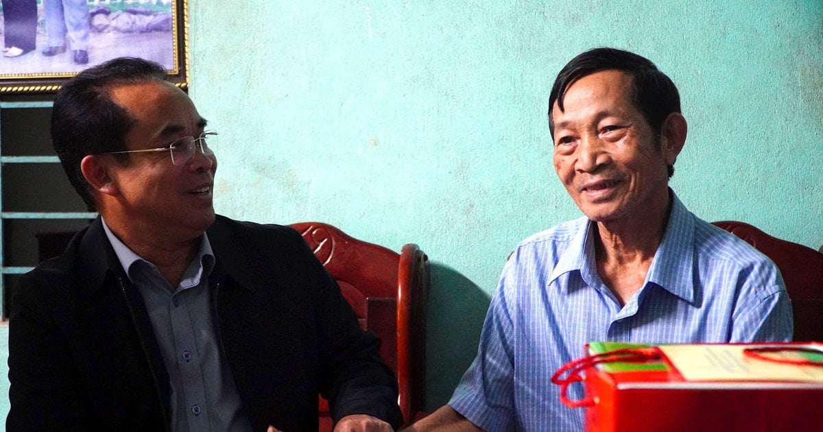 Vice Chairman of the Provincial People's Committee Tran Anh Tuan visited and presented gifts to revolutionary contributors in Phu Ninh district.