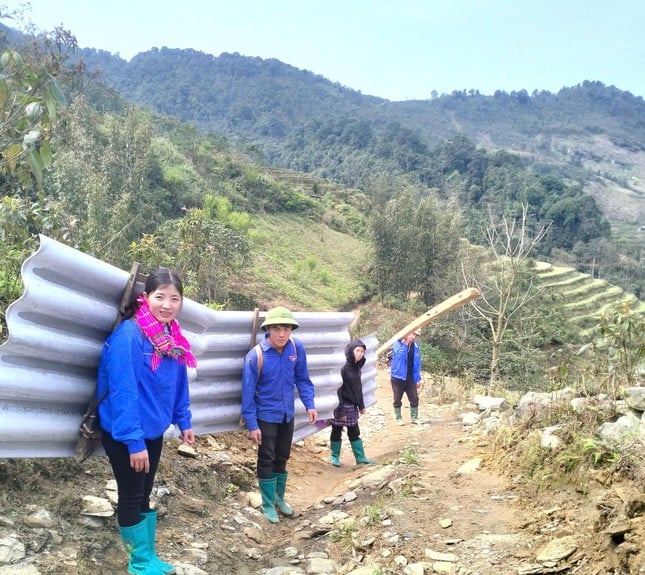 Lao Cai youth carry materials, cross steep passes to help people remove temporary houses photo 2