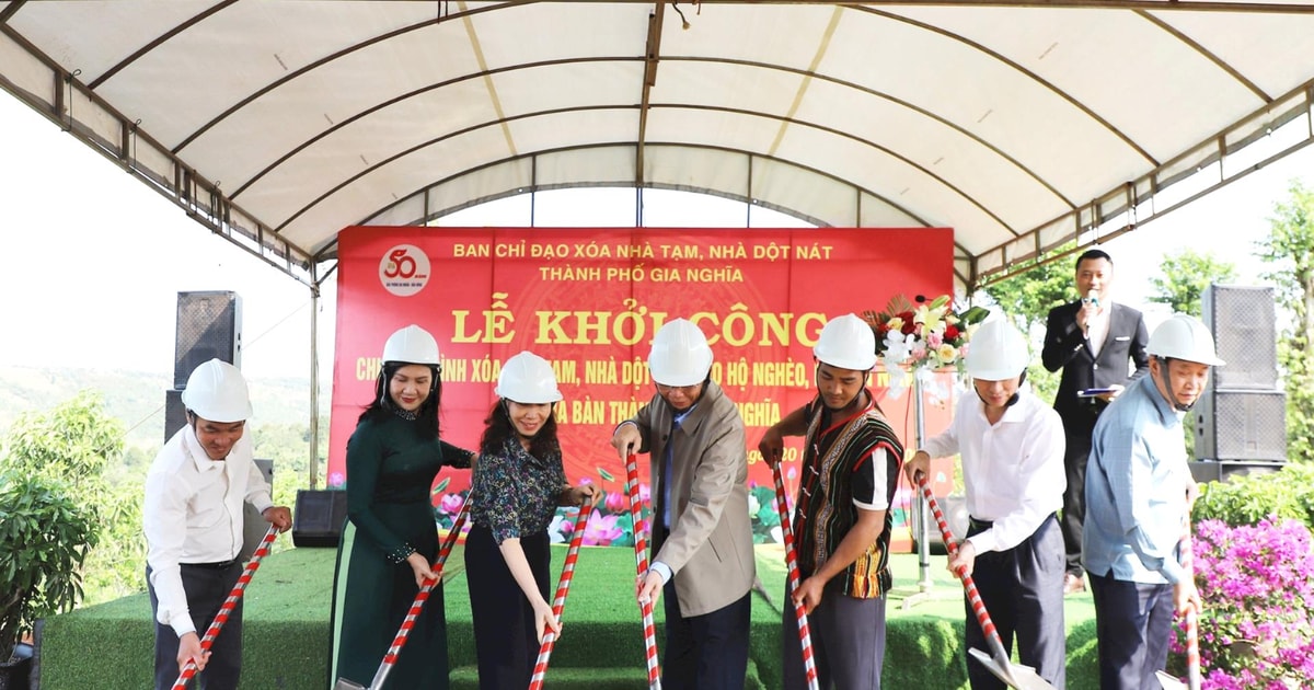 Comrade Ngo Thanh Danh attended the groundbreaking ceremony to remove temporary and leaky houses...