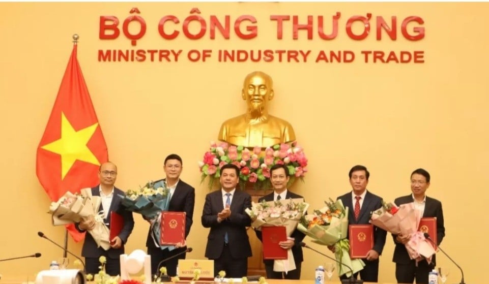 Ministry of Industry and Trade appoints leaders of Departments and Divisions