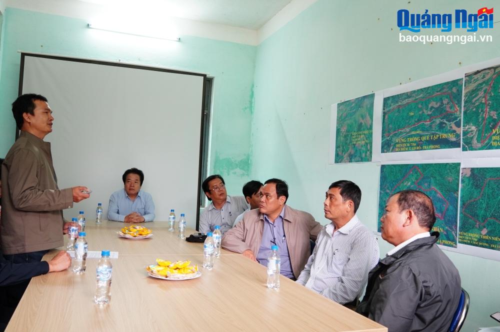 Representatives of Tra Bong Medicinal Materials Joint Stock Company discussed the contents of the Investment Project, supporting the development of precious medicinal plant growing areas in Tra Bong district.