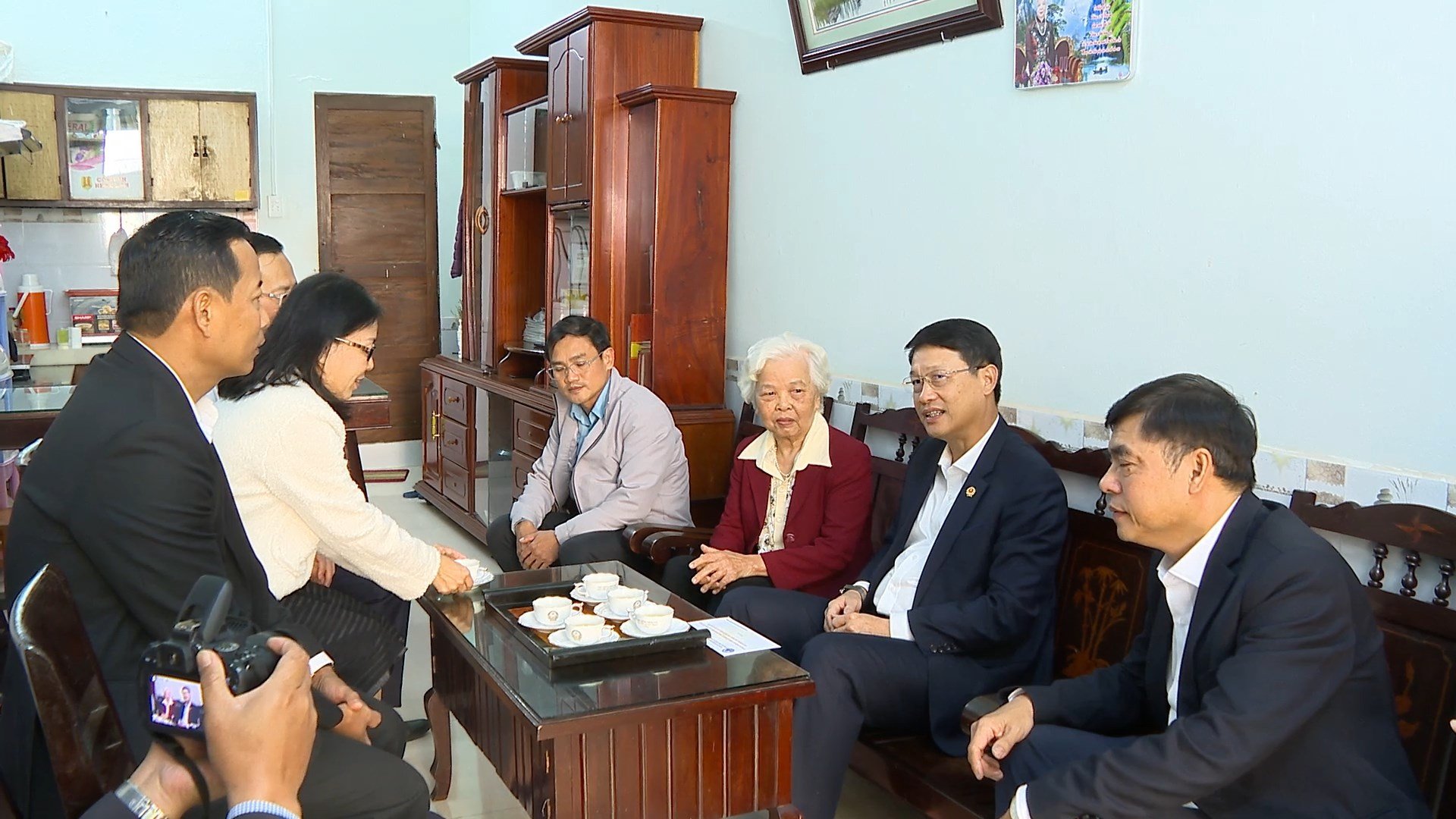 El presidente del Consejo Popular de la ciudad visita a la familia de los veteranos revolucionarios