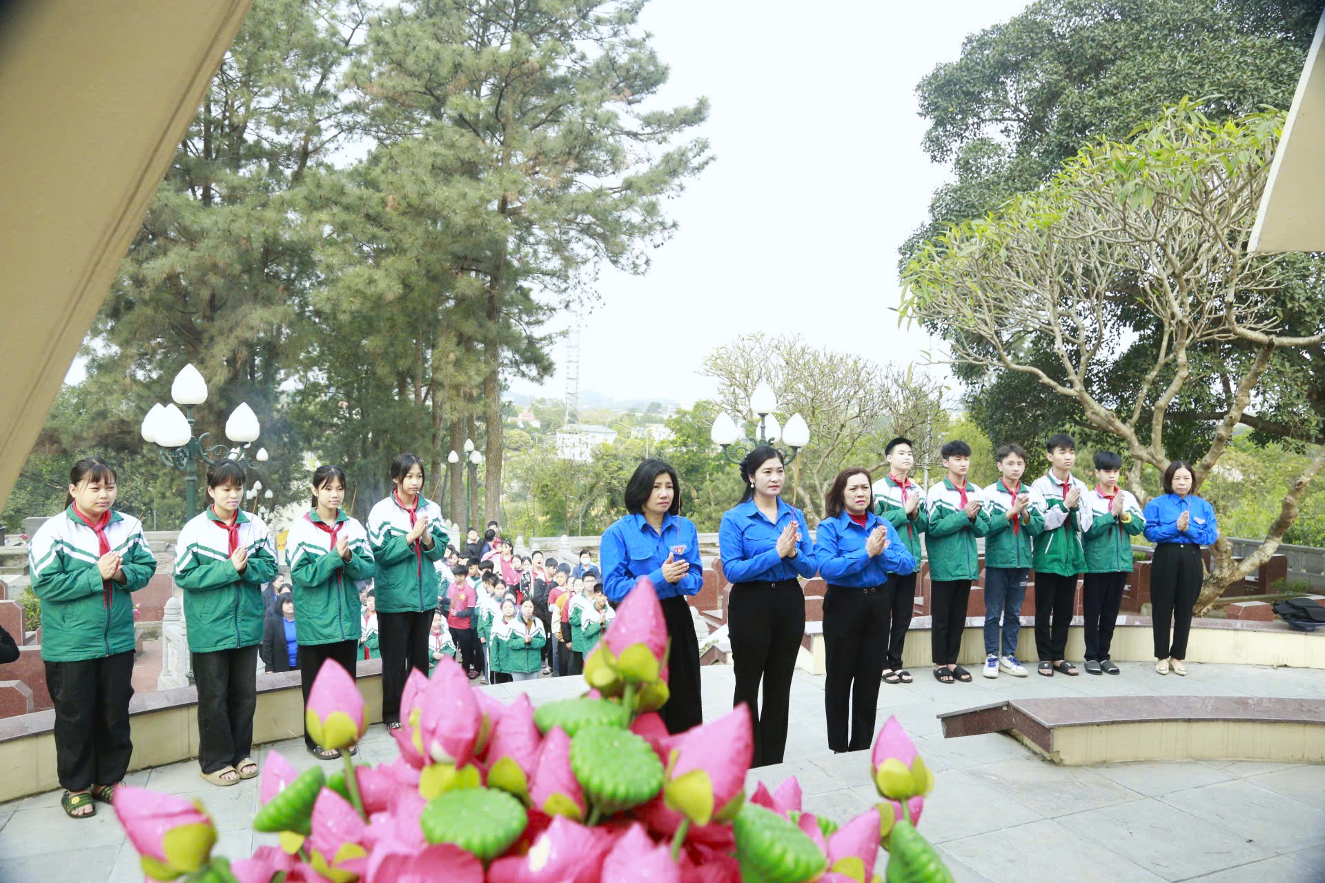 Offering incense and flowers to commemorate the heroic martyrs