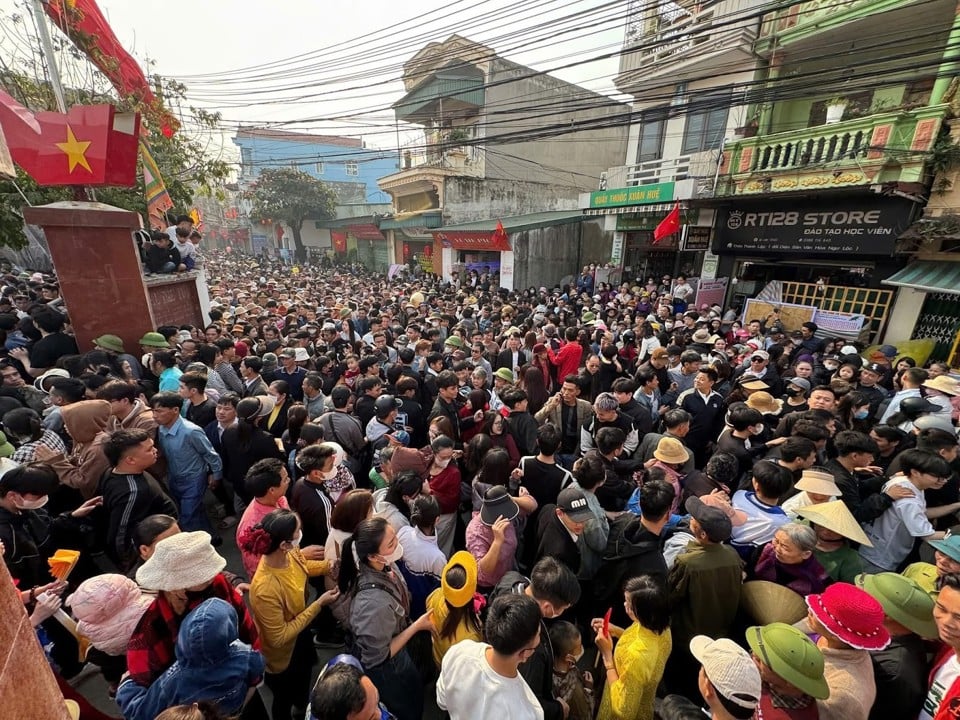 Des milliers de personnes et de touristes viennent au festival, créant une atmosphère animée et joyeuse. 