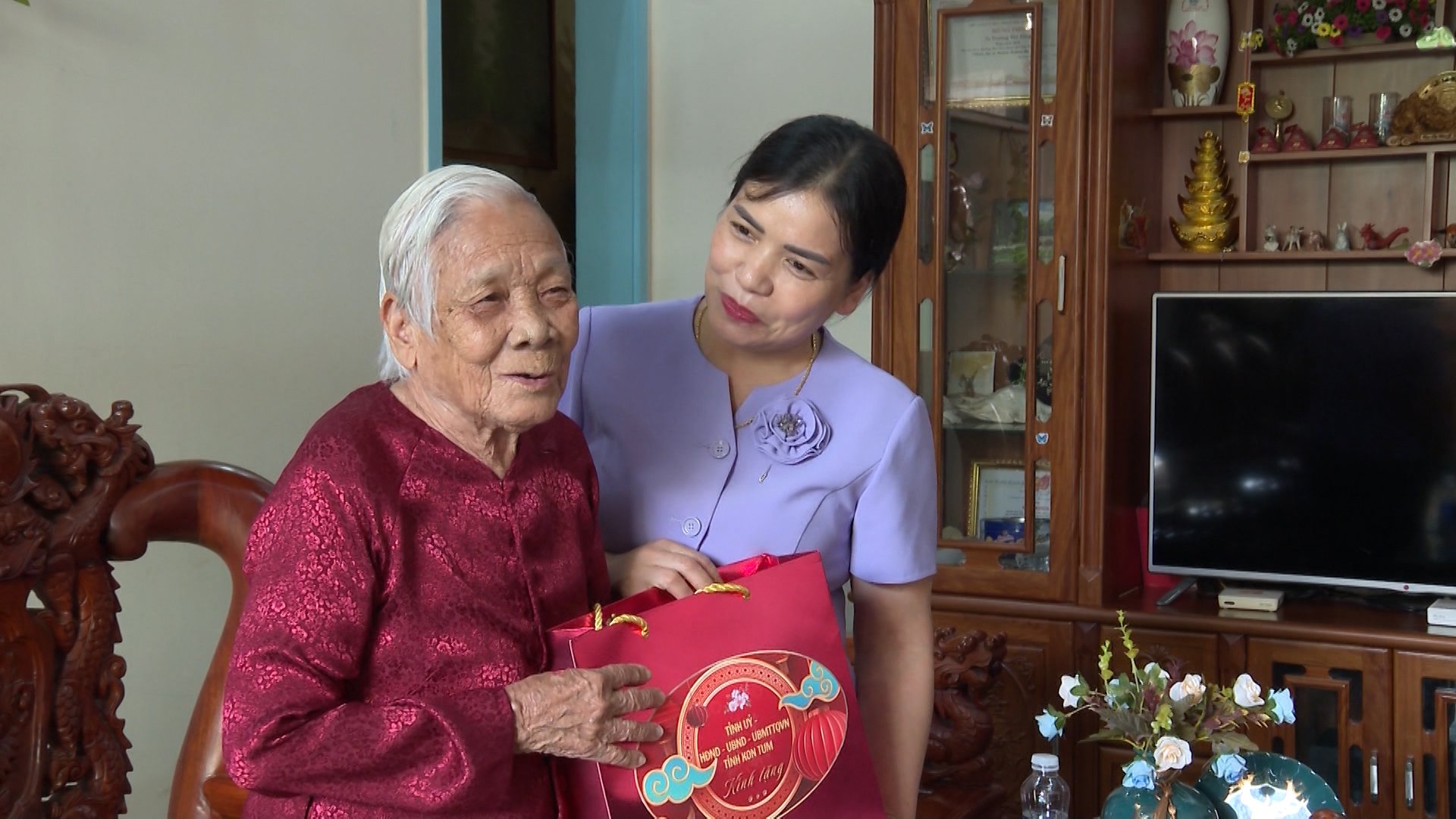 El vicepresidente del Comité Popular Provincial, Y Ngoc, visitó y entregó regalos a las familias de los mártires.