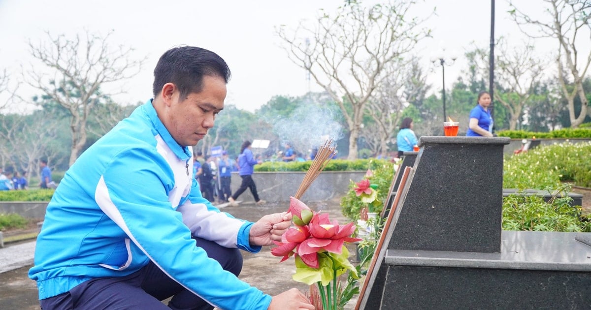 Quang Nam youth light candles to pay tribute to heroic martyrs